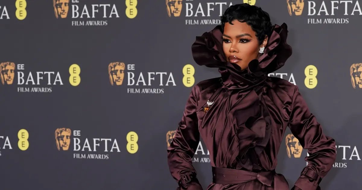 2026 Awards Season Style Trends: A-Listers Embrace Regal Looks with Long Trains and Gloves on the Red Carpet