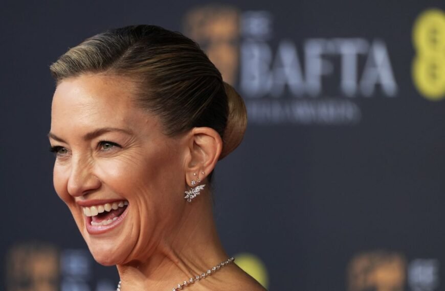 Kate Hudson Enjoys Poolside Sunshine in a Stylish Electric Blue Bandeau Bikini