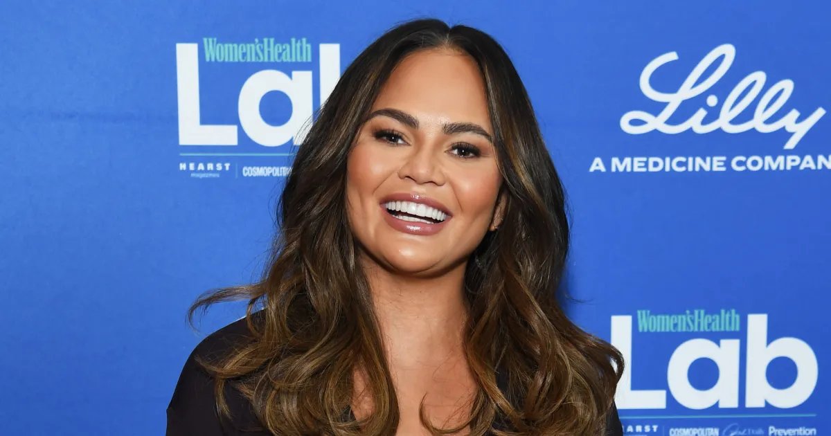 Chrissy Teigen’s Stylish Office Outfit for Effortless Workdays