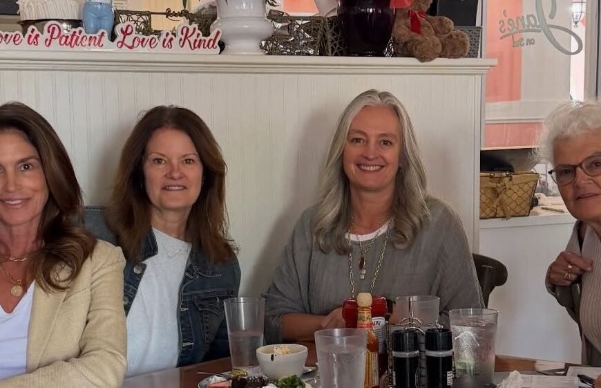 Cindy Crawford Celebrates Her 60th Birthday Lunch with Her Mom and Sisters, Embracing Natural Beauty