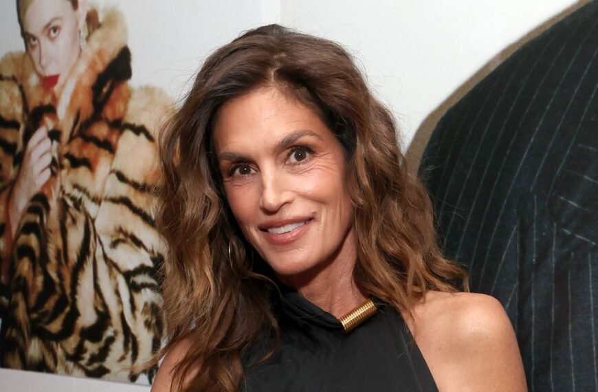 Cindy Crawford Shares a Vintage Topless Photo, Remembering a Moment From 30 Years Ago