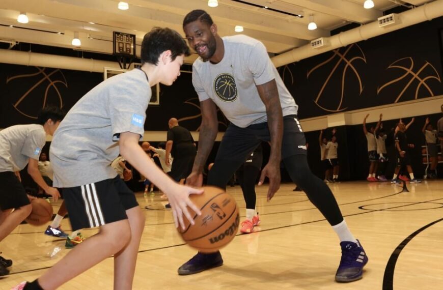 Deandre Ayton Shares Joy with Kids in the Community