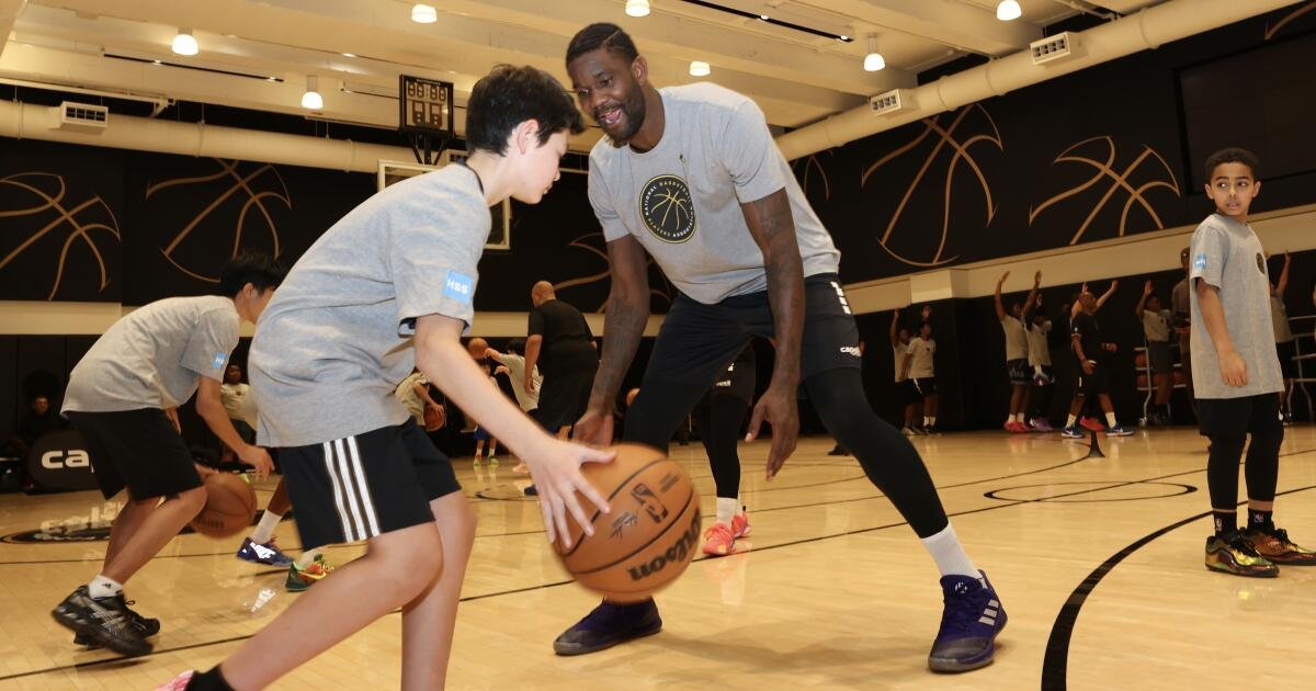 Deandre Ayton Shares Joy with Kids in the Community