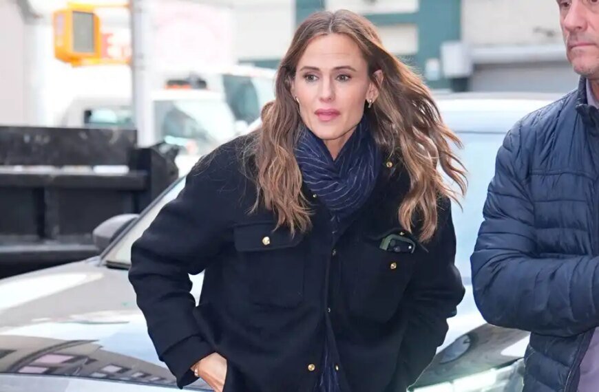 Jennifer Garner Shows How Baggy Jeans Can Still Flatter Your Figure Stylishly