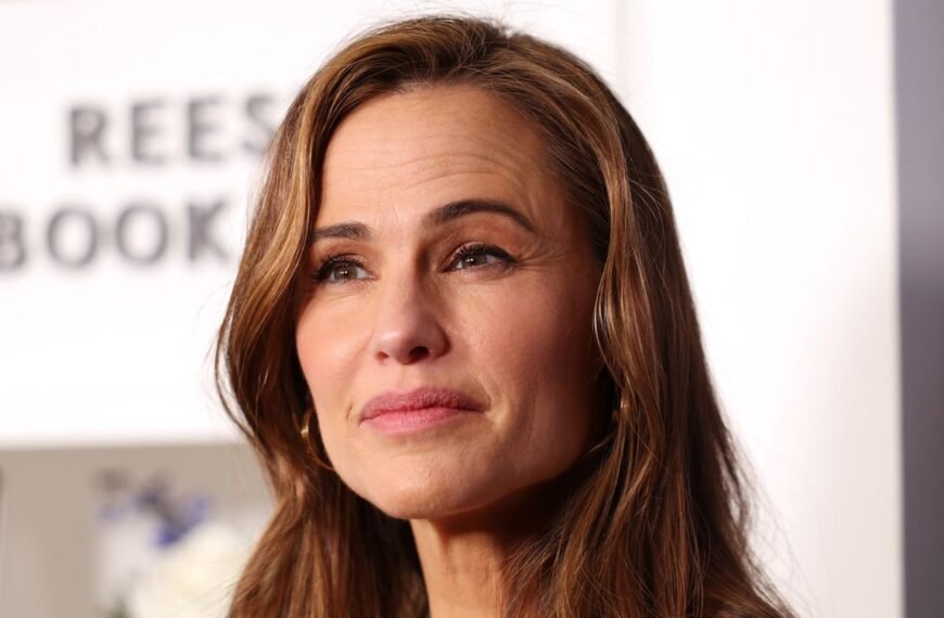 Jennifer Garner Stuns in a Chic Black Dress and Trendy Hairstyle