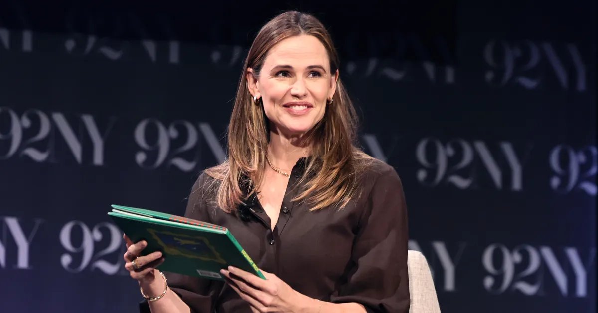 Jennifer Garner Swaps Stiff Jeans for Stylish, Comfortable Trousers