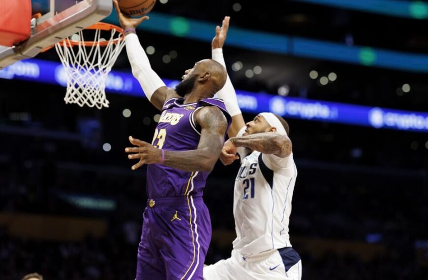 LeBron James' Triple-Double Helps Lakers Overcome Mavericks