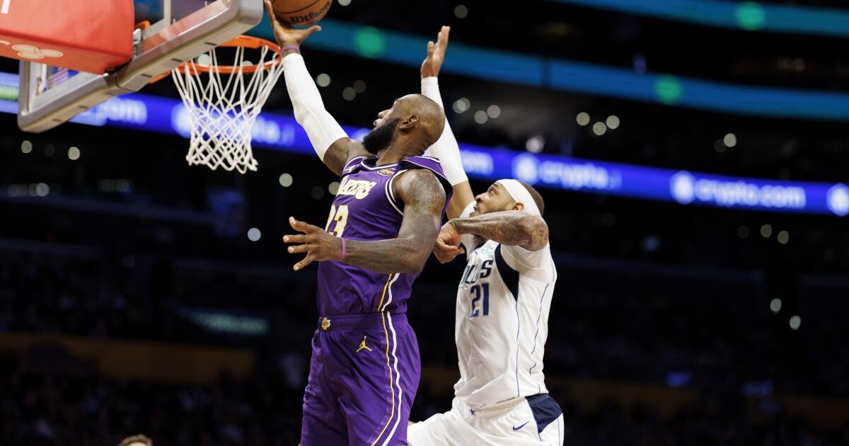 LeBron James' Triple-Double Helps Lakers Overcome Mavericks