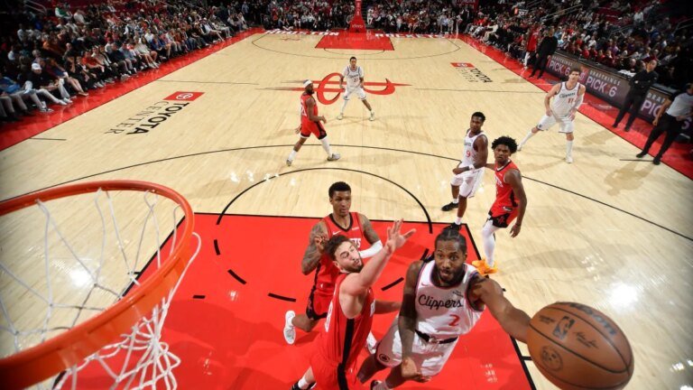 Leonard's Last-Minute Three-Point Play Secures 105-102 Victory for Clippers Against Rockets