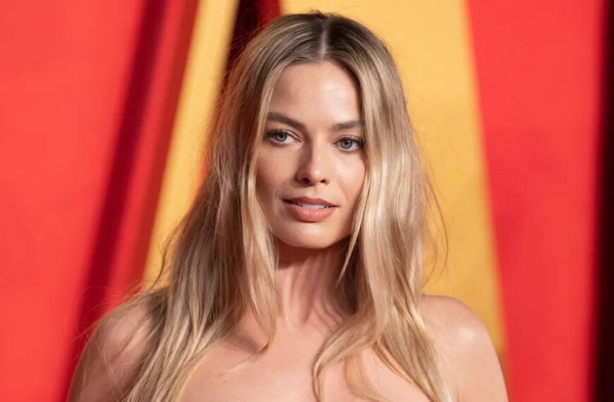 Margot Robbie's Casual Pullover and Jeans: A Great Look for Running Errands