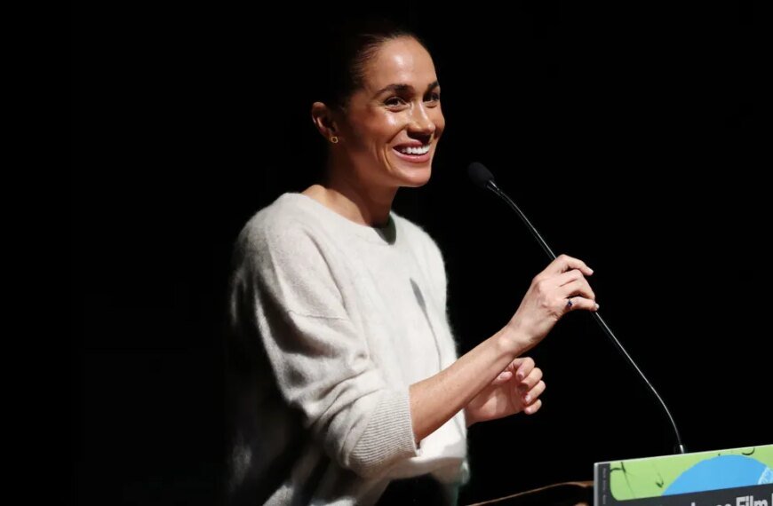 Meghan Markle Brings Flare Pants Back in Style: A Comfortable Fit That Flatter Your Legs