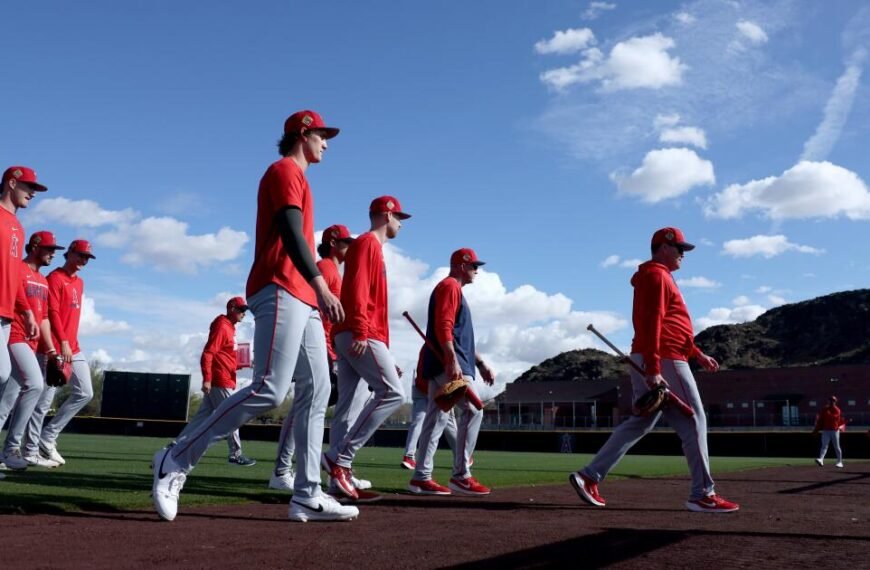 Mike Trout and the Angels Kick Off Spring Training Workouts in Arizona