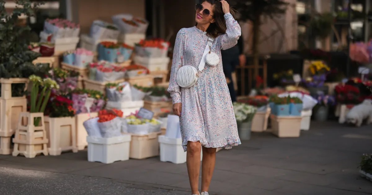 17 Stylish Floral Dresses That Go Beautifully With Sneakers for Cozy Spring Looks