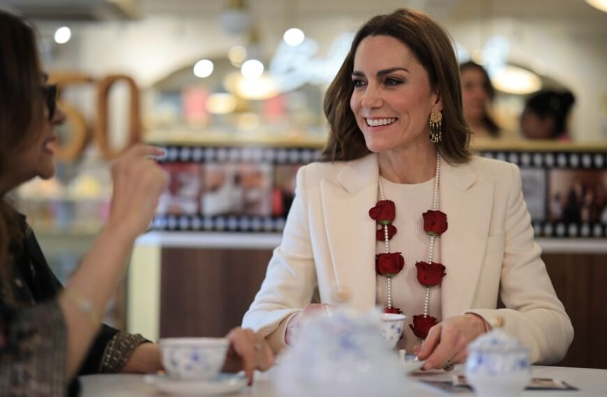 Kate Middleton Goes Barefoot for Fun Family Activity Her Kids Would Enjoy