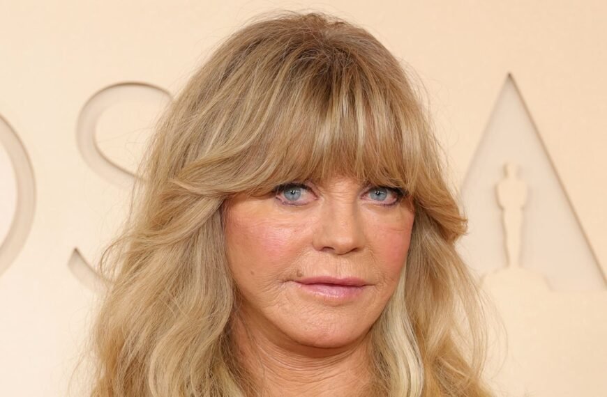 Goldie Hawn Shines in a Chic Black Dress at the 2026 Oscars with a Fun Retro Twist