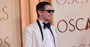 Jack O’Connell Stuns at the 2026 Oscars Red Carpet with Bold Blood-Soaked Fangs