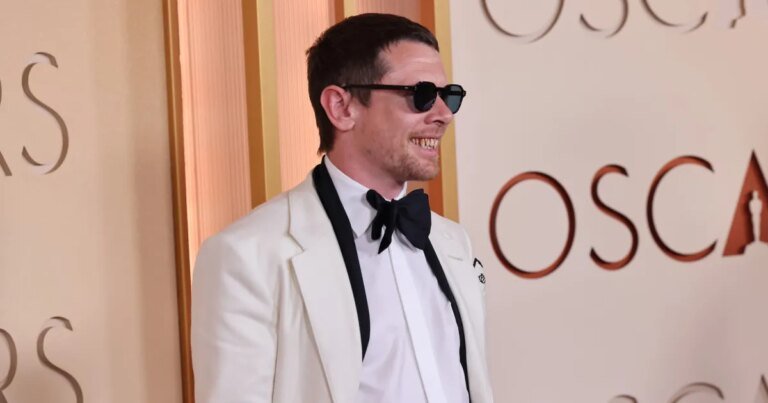 Jack O’Connell Stuns at the 2026 Oscars Red Carpet with Bold Blood-Soaked Fangs