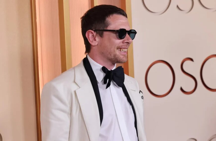 Jack O’Connell Stuns at the 2026 Oscars Red Carpet with Bold Blood-Soaked Fangs
