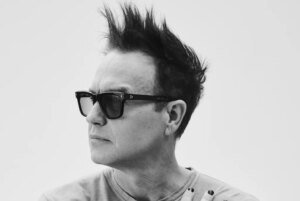 Amy Shark and Mark Hoppus Share an Emotional Moment on Stage in Australia Performing 'Dammit'