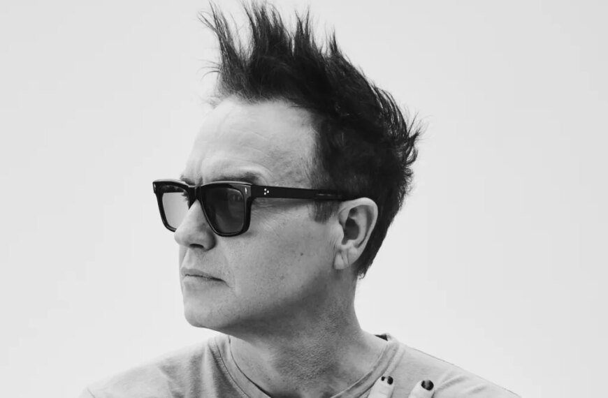 Amy Shark and Mark Hoppus Share an Emotional Moment on Stage in Australia Performing 'Dammit'