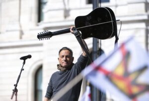 Bruce Springsteen Sings ‘Streets of Minneapolis’ at No Kings Rally