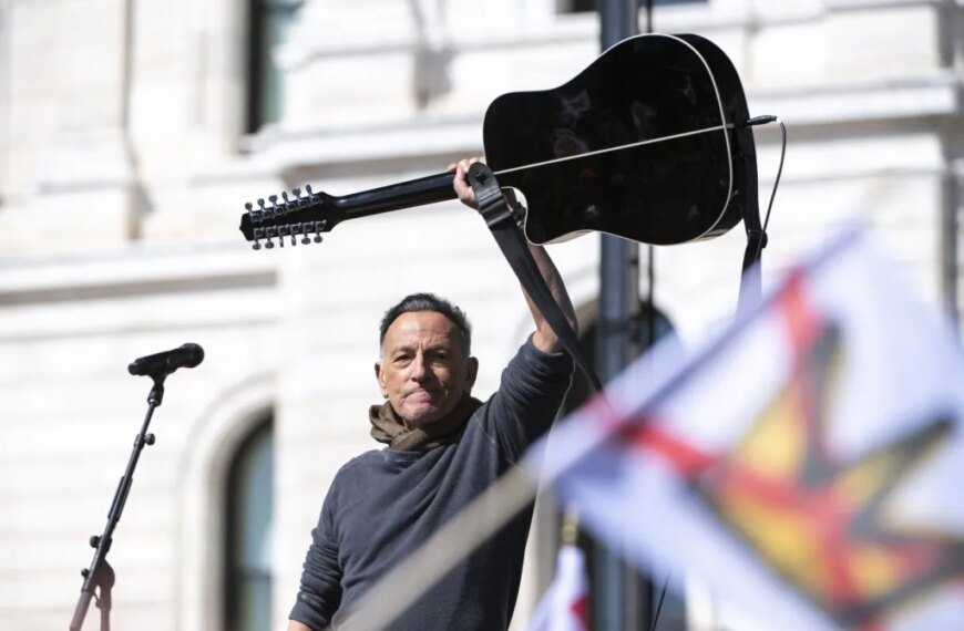 Bruce Springsteen Sings ‘Streets of Minneapolis’ at No Kings Rally