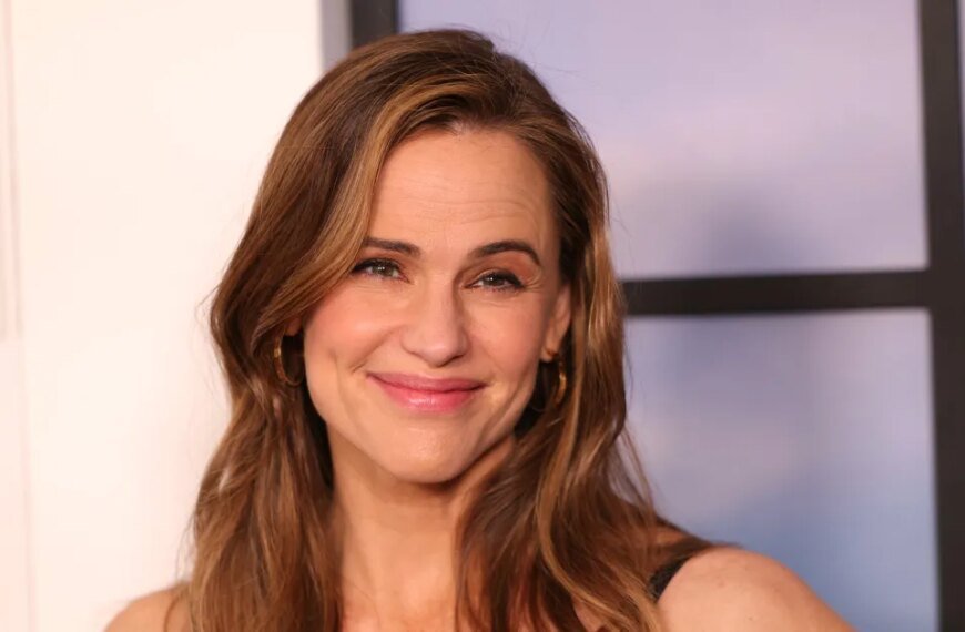 Bright and Fun Running Shoes Are Making a Comeback: Check Out Jennifer Garner’s Favorite Brand for Spring Styles