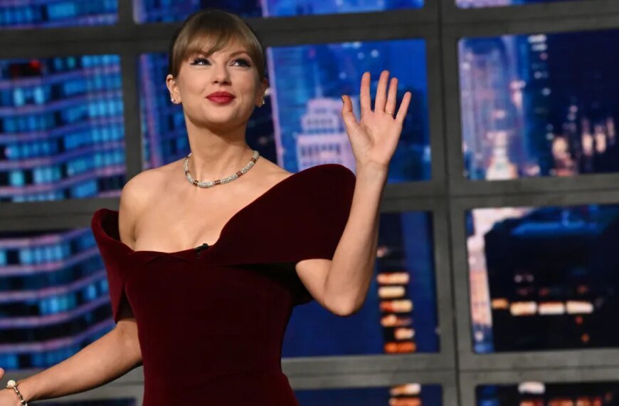 Check Out Taylor Swift's Affordable Flower Claw Clip on Amazon for Only $9