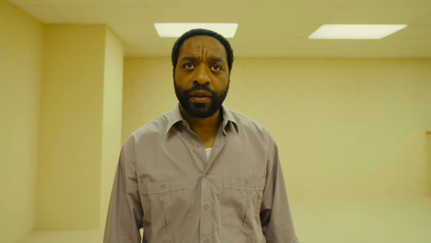 Chiwetel Ejifor and Renate Reinsve Share a Disturbing Take on "Everything Must Go" in the "Backrooms" Trailer