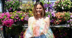 Chrissy Teigen Shows How to Style Barrel Jeans for a Breezy Spring Look with One Simple Blouse