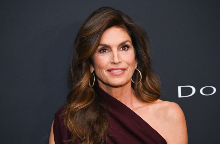 Cindy Crawford, 60, Embraces Makeup-Free Living and Shares Her Morning Wellness Tips While Enjoying a Relaxing Hot Tub Dip