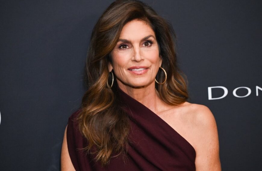 Cindy Crawford’s Chic Wide-Leg Denim Style That Might Change Your Mind About Skinny Jeans