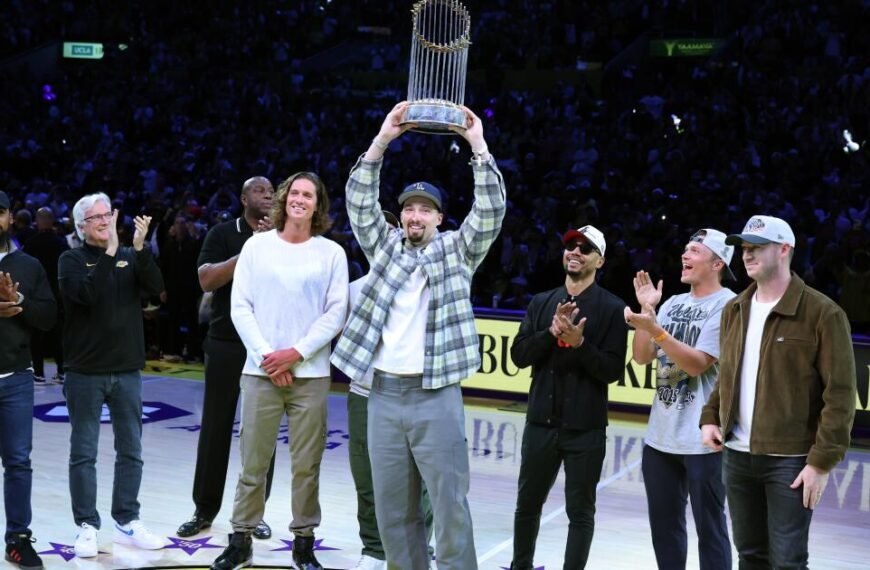 How the Dodgers Can Learn from the 2002 Lakers in Their Quest for a Three-Peat