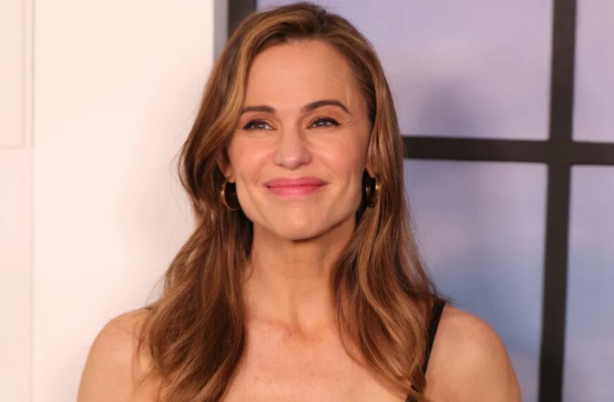 Jennifer Garner Shows How to Rock Casual Spring Style with Adorable Green Cargo Pants