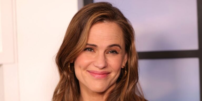 Jennifer Garner Shows Off a New Hairstyle in a Casual, Chic Tank Top