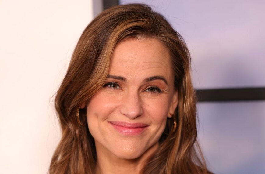 Jennifer Garner Shows Off a New Hairstyle in a Casual, Chic Tank Top