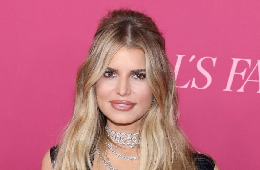 Jessica Simpson Shines in a Stunning Lace-Up Purple Velvet Suit with Eye-Catching Details