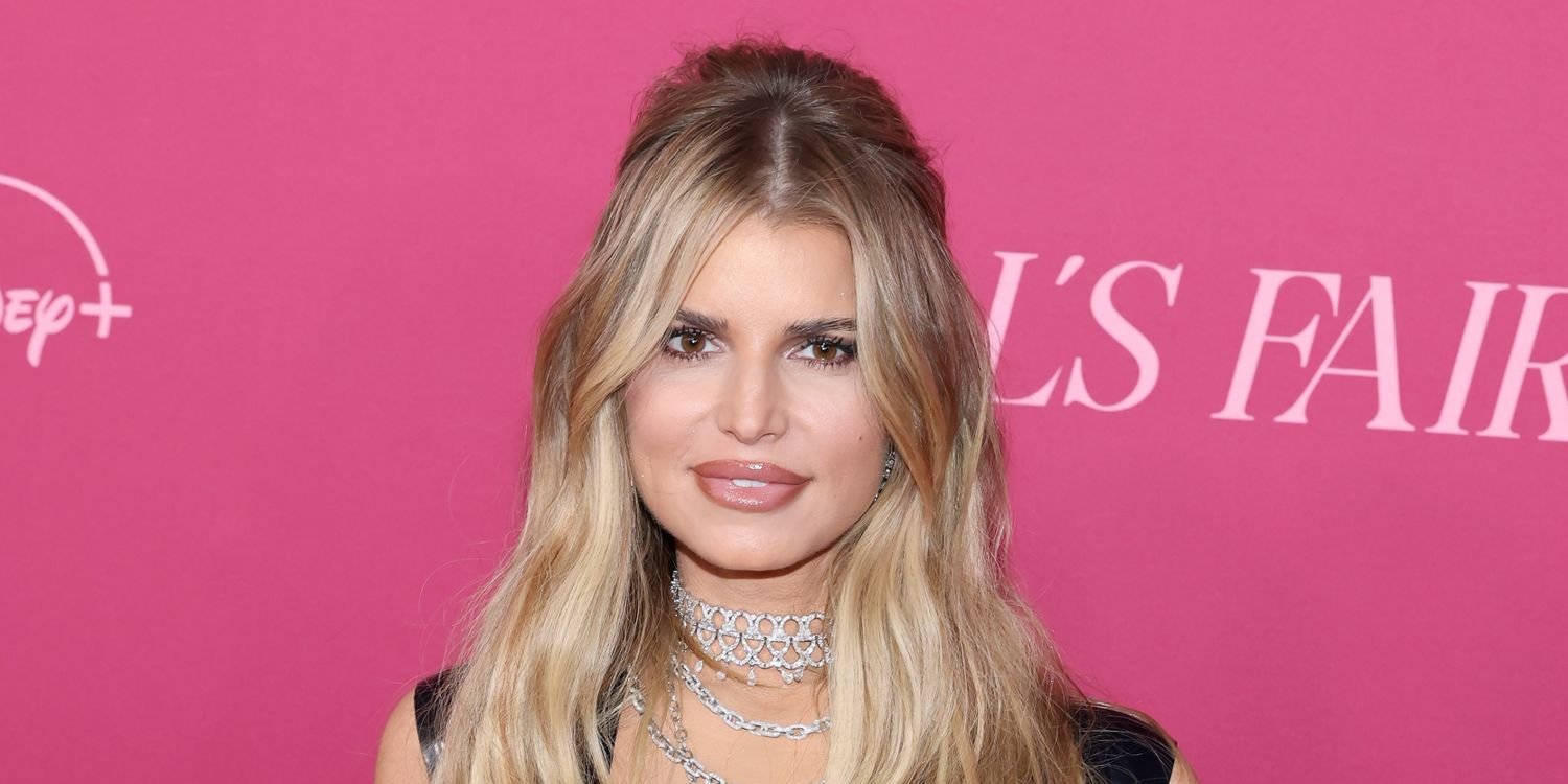 Jessica Simpson Shines in a Stunning Lace-Up Purple Velvet Suit with Eye-Catching Details