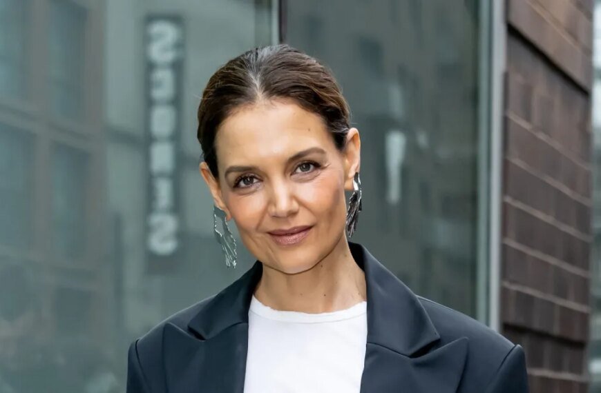 Katie Holmes Chooses Cozy Mary Jane Flats That Shoppers Can't Get Enough Of for All-Day Comfort