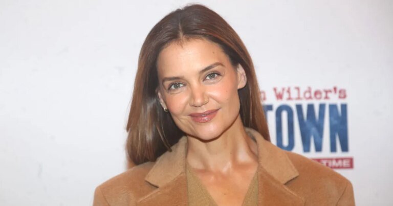 Katie Holmes' Effortless Bucket Bag Look is a Must-Have for Spring