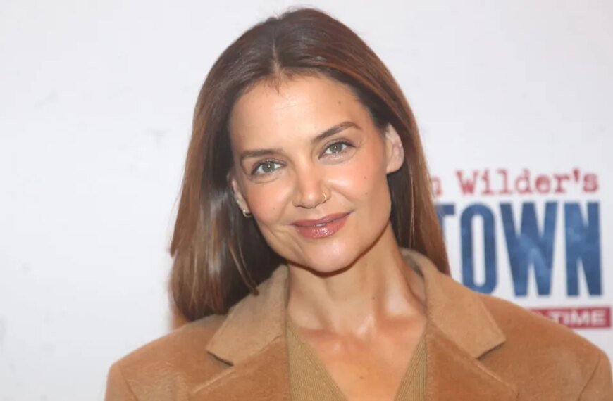 Katie Holmes' Effortless Bucket Bag Look is a Must-Have for Spring