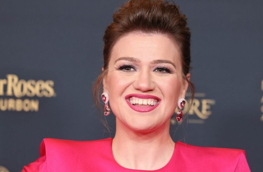 Kelly Clarkson's Unique Airport Look Features a Sparkly Jumpsuit Inspired by David Bowie