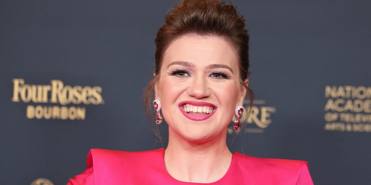 Kelly Clarkson's Unique Airport Look Features a Sparkly Jumpsuit Inspired by David Bowie