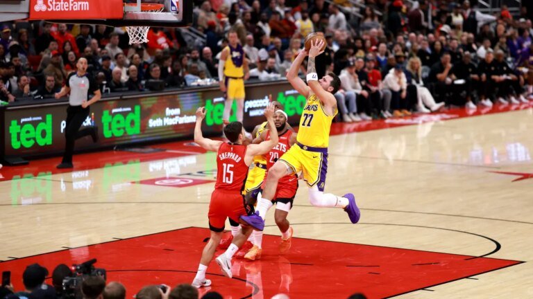 Lakers Celebrate Sixth Consecutive Win with 100-92 Victory Over Rockets Led by Doncic