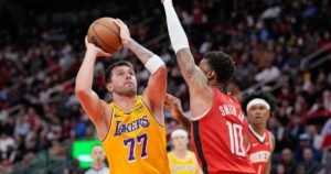 Lakers Pull Ahead in the Final Moments to Beat the Rockets and Secure Their Sixth Straight Win