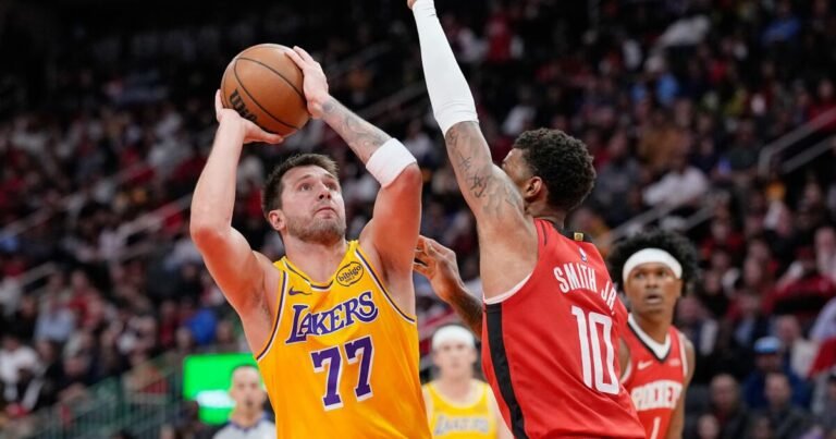 Lakers Pull Ahead in the Final Moments to Beat the Rockets and Secure Their Sixth Straight Win
