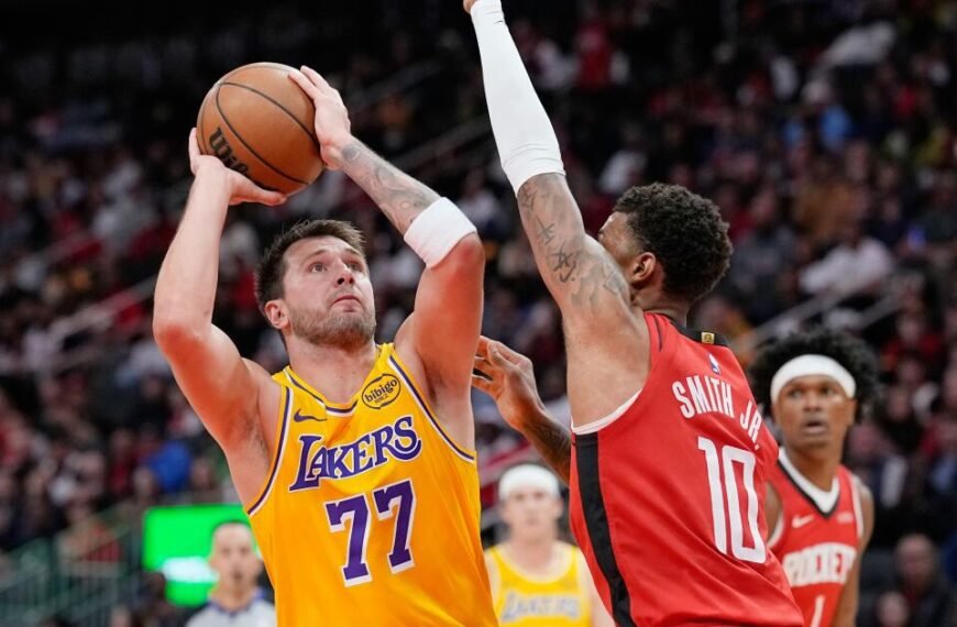 Lakers Pull Ahead in the Final Moments to Beat the Rockets and Secure Their Sixth Straight Win