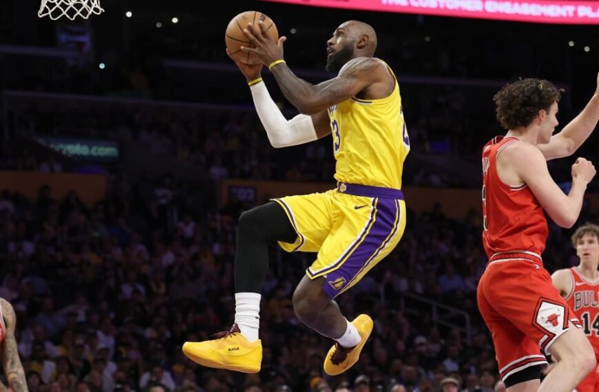 LeBron James' Flexibility Helps Lead the Team to Victory Against the Bulls