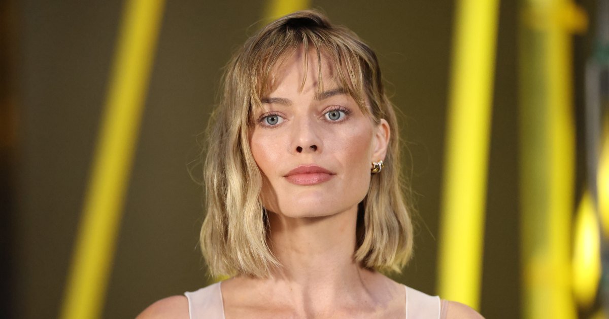 Margot Robbie's Stylish Wine-Red Tote: Your Ideal Travel Companion