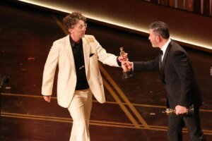 Oscars Embrace Political Moments: How Donald Trump’s Media Critique Sparks Responses from Presenters and Winners During Turbulent Times